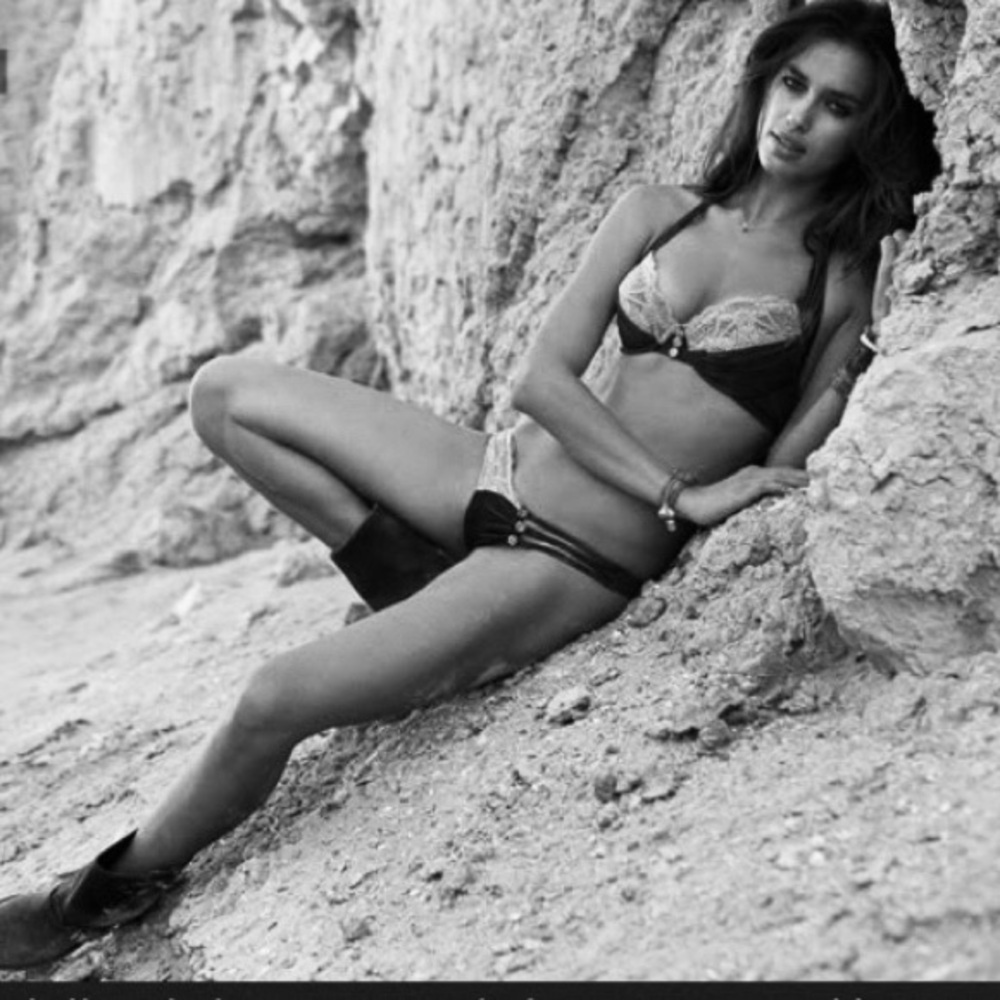 COPY - Beach Bunny Runway Edition Bikini Grey/black lace with buttons on the bo…